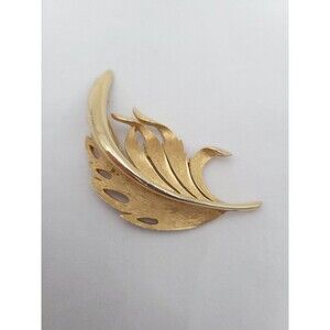 Vintage Crown Trifari Gold Tone Brushed & Polished Feather Leaf Shape Brooch